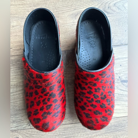 Dansko womens red and black calf hair cheetah comfortable clogs size 38 (7.5-8) - Picture 3 of 14